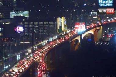 SAOBRAĆAJNI KOLAPS! Beograd blokiran, gužve na ključnim saobraćajnicama! VOZAČI, OPREZ!
