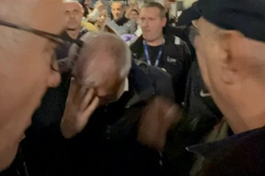 ŽELJKO NE ZNA GDE SE NALAZI: Pogledajte reakciju Obradovića na hiljade grobara na aerodromu! (VIDEO)