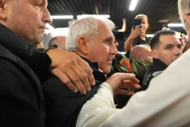 ODLUKA SE I DALJE ČEKA: Evo s kim je Željko Obradović napustio aerodrom po dolasku u Beograd! (VIDEO)