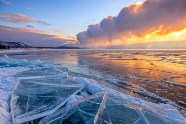 UŽAS NA JEZERU: Muškarac krenuo da hoda po ledu, a onda je samo PROPAO kroz rupu u smrt