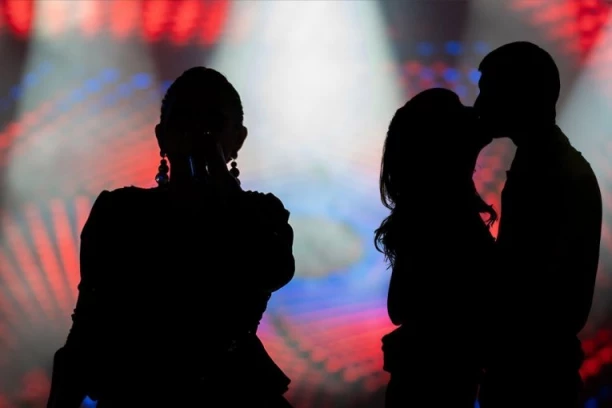 ESTRADNA BOMBA! Pevačice dobile OZBILJNU PRETNJU od našeg voditelja, spreman da raskrinka najskandaloznije PRELJUBE!