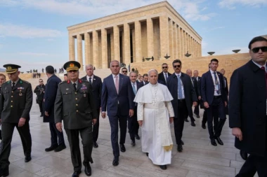 ŠTA OVO BI? PAPA SE PREZNOJIO ZA SVE PARE: Veliki gaf tokom otkrivanja spomen-ploče u Turskoj (VIDEO)