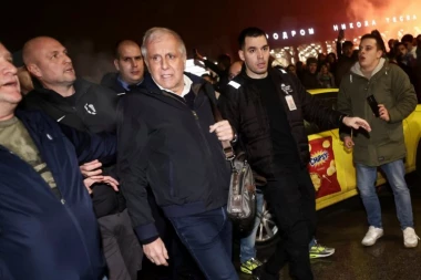 OVO NEMA NIGDE: Grobari prodaju sto sa Željkovog obraćanja posle ostavke - CENA NIJE NORMALNA! (FOTO)