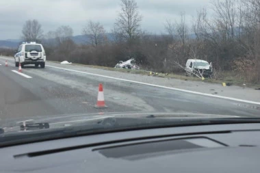 PRVE SLIKE TRAGEDIJE KOD KRAGUJEVCA! Jezivi prizori na putu za Batočinu, SVE NADLEŽNE SLUŽBE NA TERENU! (VIDEO)