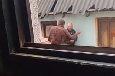 SNIMAK NASILJA KOJI JE ZGROZIO SRBIJU! Sin šamara oca, majka posmatra sa strane i bodri! (UZNEMIRUJUĆI VIDEO)