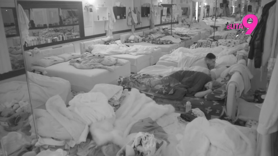 VRELA AKCIJA TEODORE I BEBICE U CIK ZORE! Macanović ZAVUKAO RUKU ispod pokrivača, Delićeva PUCA OD ZADOVOLJSTVA! (GALERIJA)