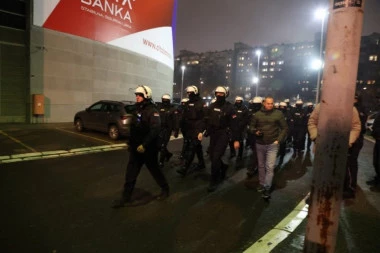 TRENING PARTIZANA PREKINUT: Ogromne policijske snage ispred Arene (VIDEO)