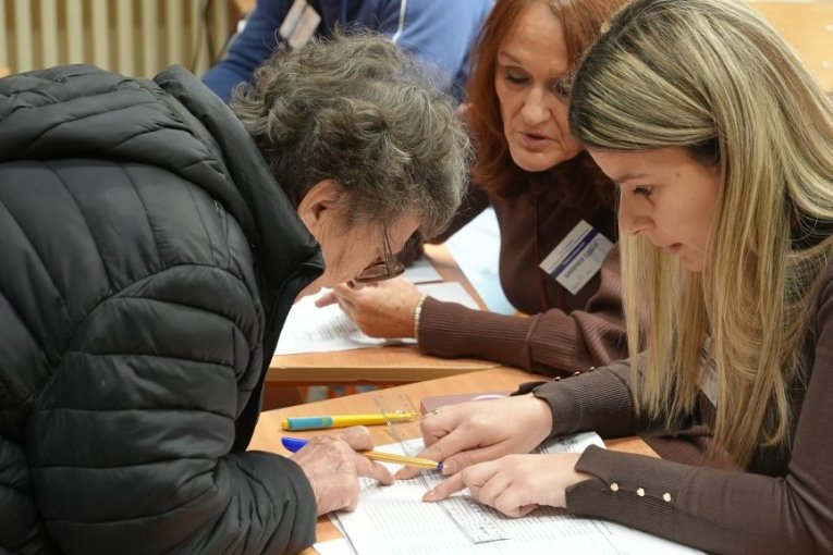 BAJKERI TURIRALI ISPRED BIRAČKOG MESTA, BLOKADERI KORISTILI TELEFONE! Ove nepravilnosti je OKO zabeležilo na biračkim mestima!