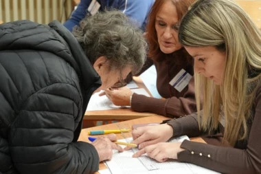 BAJKERI TURIRALI ISPRED BIRAČKOG MESTA, BLOKADERI KORISTILI TELEFONE! Ove nepravilnosti je OKO zabeležilo na biračkim mestima!