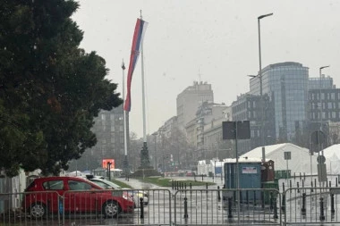 BLOKADER IZBO NOŽEM ČOVEKA U ĆACILENDU! Krvavi napad u ranu zoru ispred Skupštine!
