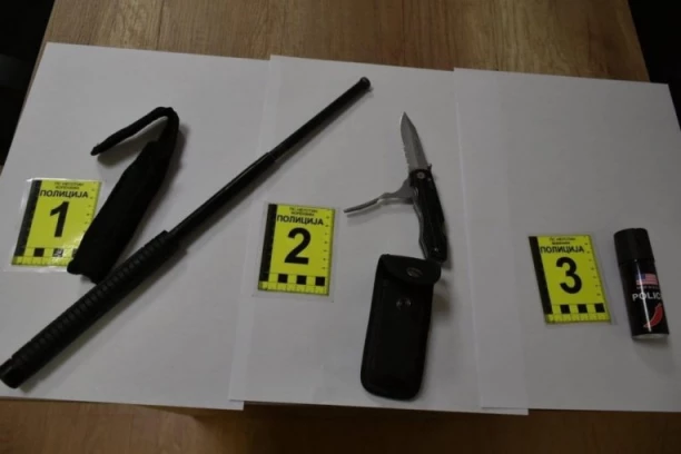 KOD BLOKADERA PRONAĐEN NOŽ, PALICA, BIBER-SPREJ... Evo kako izgleda logistička pomoć negotinskoj opoziciji (FOTO)