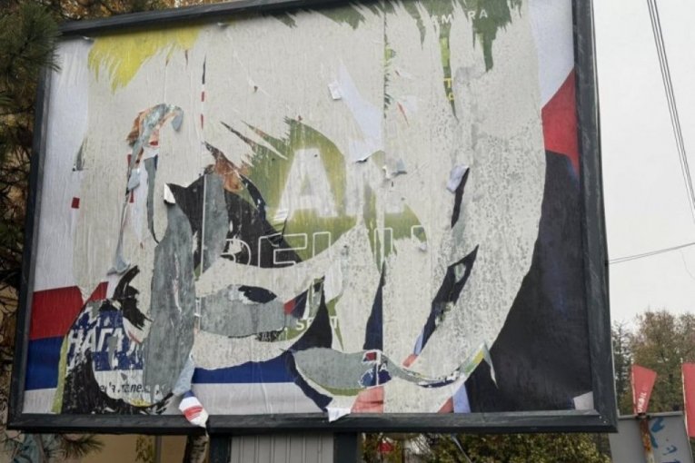 Nepoznati ljudi pocepali su plakat SNS.