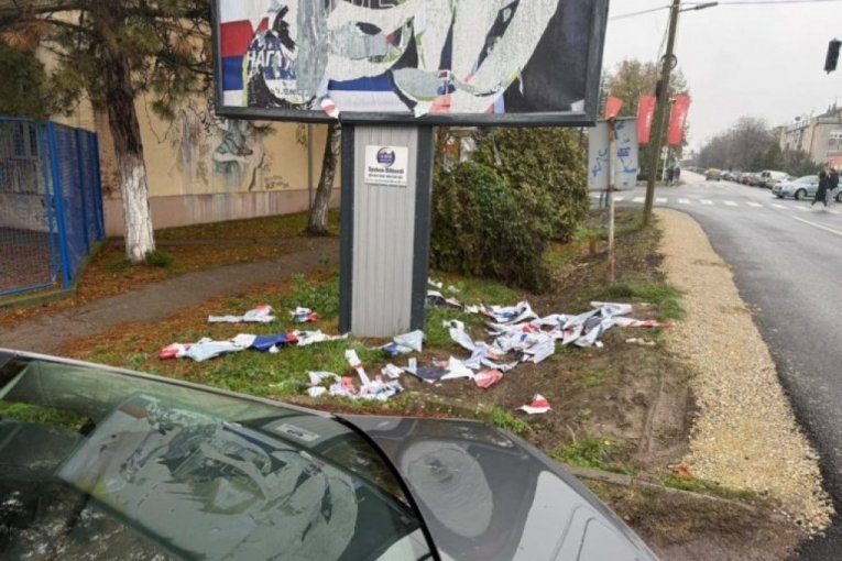 Nepoznati ljudi pocepali su plakat SNS.