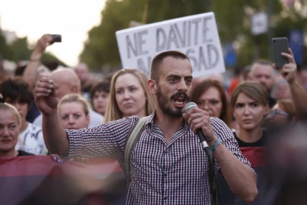 BLOKADERI U SEČNJU POKUŠAVALI DA UĐU U IZBORNE ŠTABOVE, PA UNAKAZILI BILBORD SA LIKOM ALEKSANDRA VUČIĆA: Viđen i Brajan Brković!