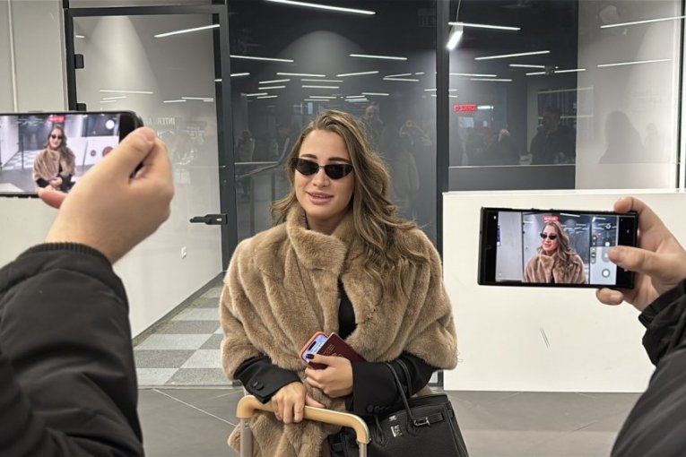 Milica Jokić na aerodormu