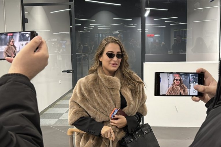 Milica Jokić na aerodormu