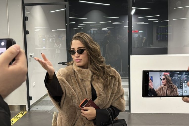 Milica Jokić na aerodormu