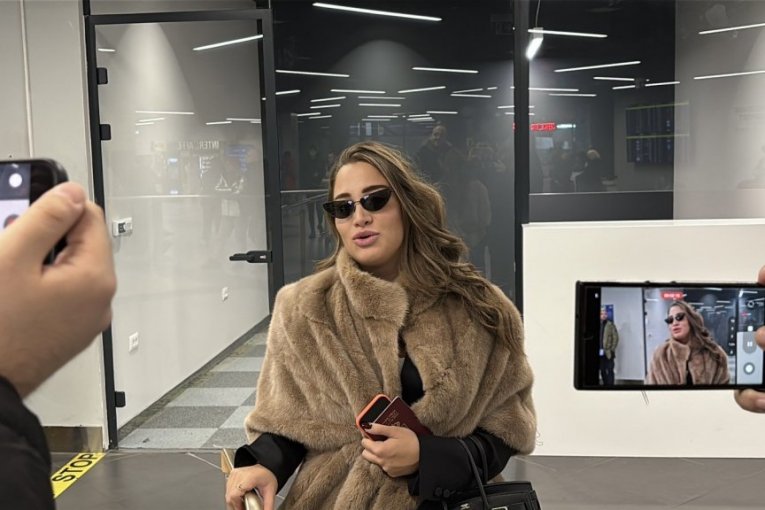 Milica Jokić na aerodormu