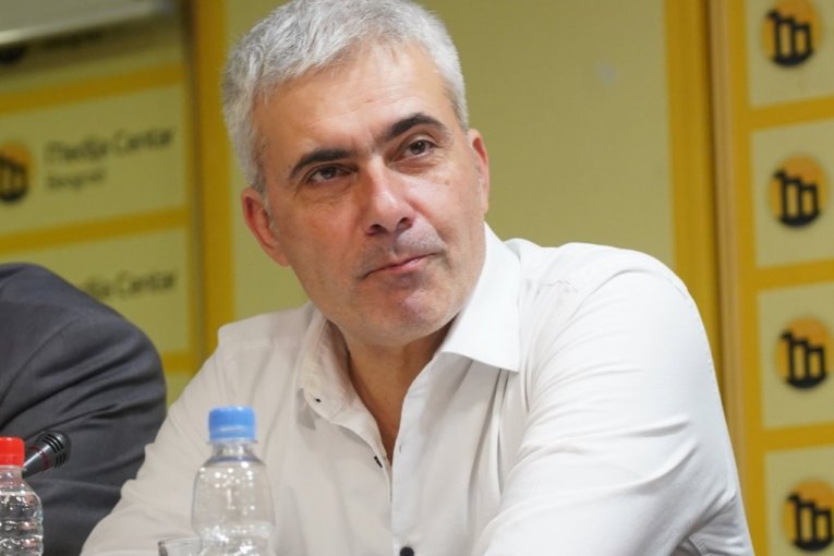 BLOKADERI NAPALI ALEKSANDRA JERKOVIĆA I NJEGOVU ĆERKU U MIONICI! Užas!