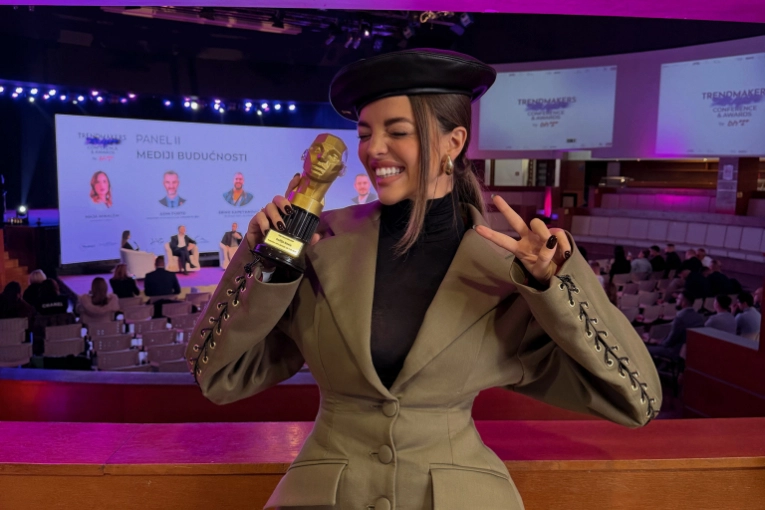 SVI PRIČAJU O NOVOM SNIMKU SOFIJE ŠAŠIĆ: Da li su ove poze DOZVOLJENE?! (FOTO)