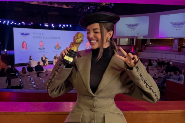 SVI PRIČAJU O NOVOM SNIMKU SOFIJE ŠAŠIĆ: Da li su ove poze DOZVOLJENE?! (FOTO)