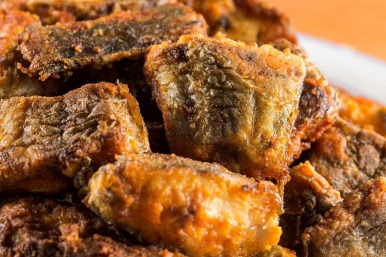 Kako da RIBA bude savršeno ISPRŽENA, a da ne upije ni kap ulja - tajna je u jednom SASTOJKU