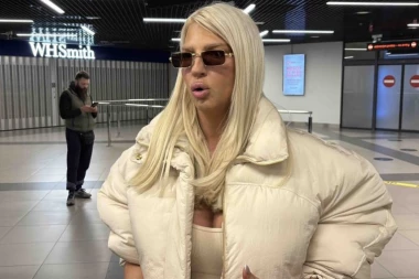 JELENA KARLEUŠA PREPLAKALA ČITAVU NOĆ! Pevačica izgubila telefon sa svim snimcima i slikama, tada PODIGLA OPŠTU UZBUNU!