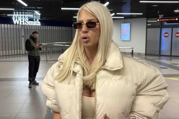 JELENA KARLEUŠA PREPLAKALA ČITAVU NOĆ! Pevačica izgubila telefon sa svim snimcima i slikama, tada PODIGLA OPŠTU UZBUNU!