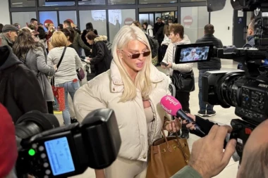 KARLEUŠA IZAZVALA SKANDAL NA AERODROMU: Obrisala patos Tonijem, pa otkrila šta se desilo na SUĐENJU sa Vladom Georgievim! (VIDEO)