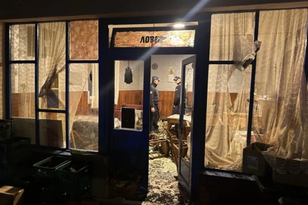 KAO NA DIVLJEM ZAPADU, OPŠTA TUČA U MIONICI! Blokaderi pokušali da upadnu u kafanu i napadnu pristalice SNS! "LOVAC" RAZBIJEN!