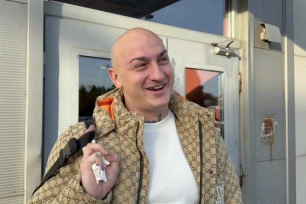 DESINGERICA NAJLAGANIJE OPLEO PO KOLEGAMA! Odgovorio Katarini Grujić: Ako ti nisam pevač, mogu da ti budem nešto drugo!