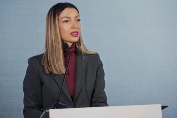 ŽESTOKA PORUKA! Ministarka Mesarović dokosurila Ponoša: Za razliku od lažnog generala, mi nikada nećemo dati na naš narod i našu otadžbinu!