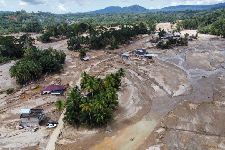 SNAŽNA OLUJA KOSI SVE PRED SOBOM! Izazvana višestruka klizišta i poplave, evakuisano oko 1000 ljudi, saobraćaj poremećen, ulice poplavljene! (VIDEO)