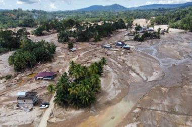 SNAŽNA OLUJA KOSI SVE PRED SOBOM! Izazvana višestruka klizišta i poplave, evakuisano 1.000 ljudi! Saobraćaj poremećen, ulice poplavljene! (VIDEO)