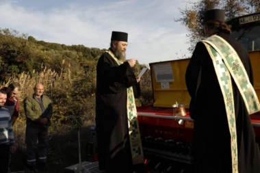 POVRATAK PREKINUTE TRADICIJE NA HILANDARU: Monasi ponovo na njivama, pritekli im u pomoć oci ruskog manastira Svetog Pantelejmona