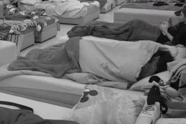 NEVIĐENO IŽIVLJAVANJE POD POKRIVAČEM, VRELU AKCIJU ANITE I FILIPA GLEDATE NA SOPSTVENU ODGOVORNOST: Cela soba posmatrala njihovo divljanje!