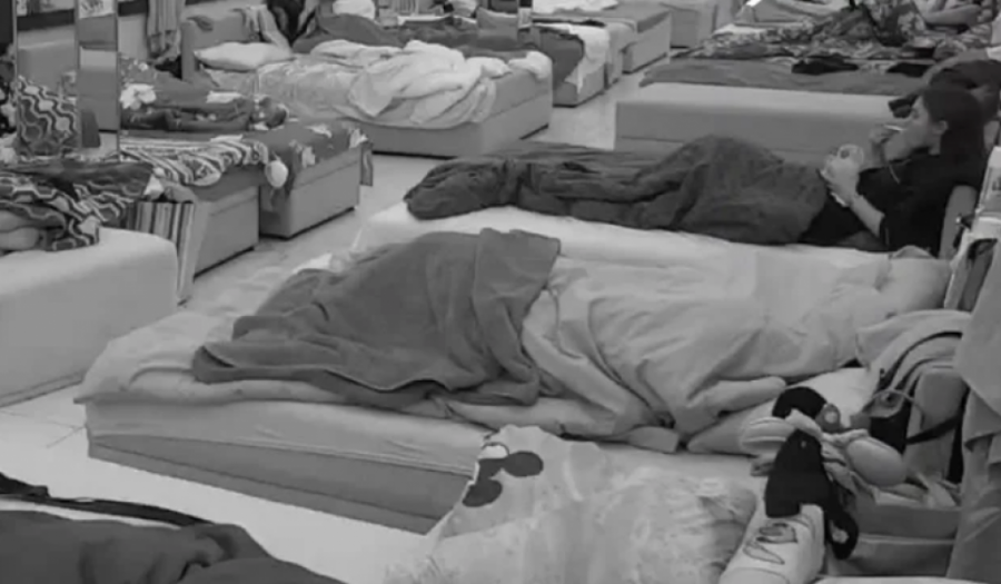 NEVIĐENO IŽIVLJAVANJE POD POKRIVAČEM, VRELU AKCIJU ANITE I FILIPA GLEDATE NA SOPSTVENU ODGOVORNOST: Cela soba posmatrala njihovo divljanje!