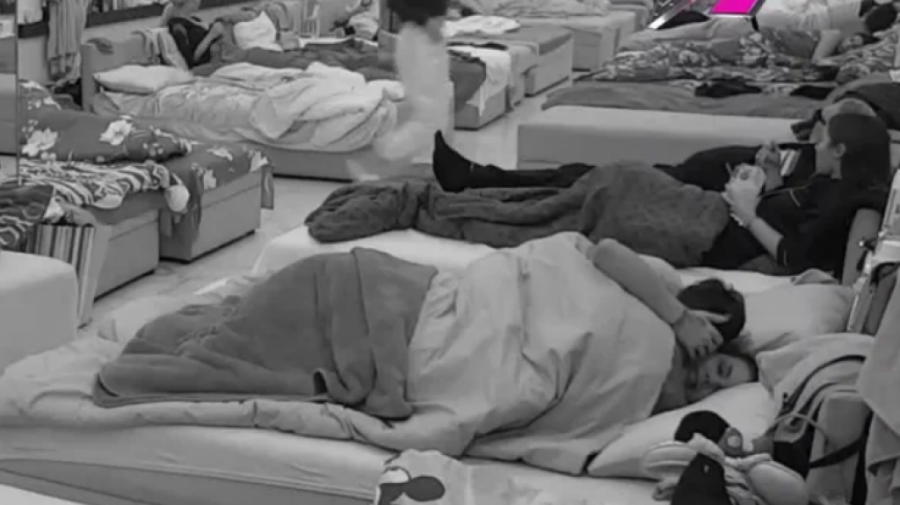 NEVIĐENO IŽIVLJAVANJE POD POKRIVAČEM, VRELU AKCIJU ANITE I FILIPA GLEDATE NA SOPSTVENU ODGOVORNOST: Cela soba posmatrala njihovo divljanje!