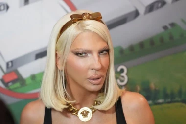 DRAMA ISPRED KUĆE JELENE KARLEUŠE, NIKA OBJAVILA UZNEMIRUJUĆI SNIMAK: Digla se uzbuna, nije imala pojma šta se dešava! (VIDEO)