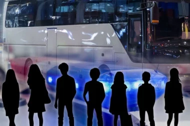 UŽAS U BEOGRADU! Vozač školskog autobusa MRTAV DROGIRAN krenuo da vozi đake na predstavu! POZITIVAN NA ČETIRI NARKOTIKA!