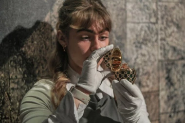 MUŠKARAC UŠAO U RADNJU I PROGUTAO FABERŽEOVO JAJE VREDNO 19.000 DOLARA! Policija ga 24 sata nadgleda, ali od vrednog komada nakita ni traga!