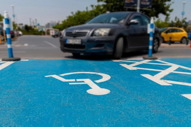 BAHATI VOZAČI UGROŽAVAJU NAJOSJETLJIVIJE! MUP upozorava - Invalidska mesta nisu privilegija, već borba za dostojanstvo! (FOTO)