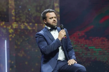 DUŠAN SVILAR KAO DREG KRALJICA! Zgodni glumac ga uhvatio za GRUDI, isplivao snimak! (VIDEO)