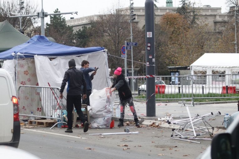 Dijana Hrka sklanja šatore ispred Skupštine