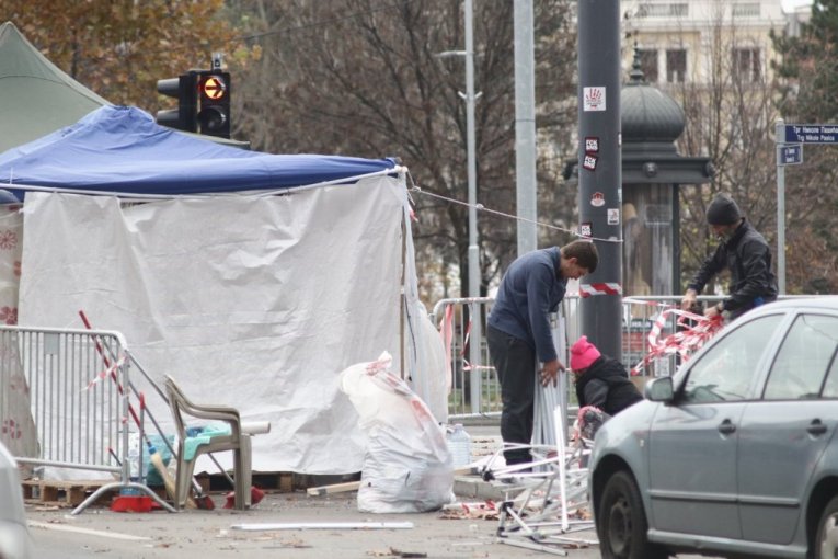 Dijana Hrka sklanja šatore ispred Skupštine