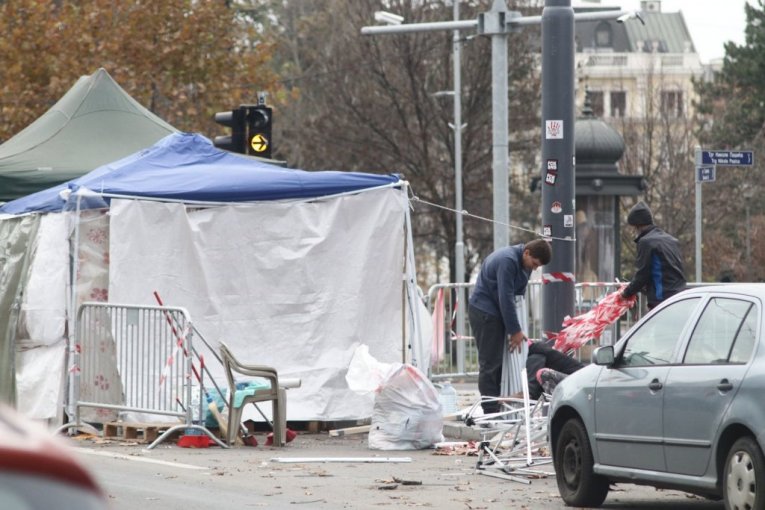 Dijana Hrka sklanja šatore ispred Skupštine