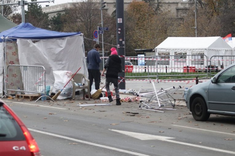 Dijana Hrka sklanja šatore ispred Skupštine