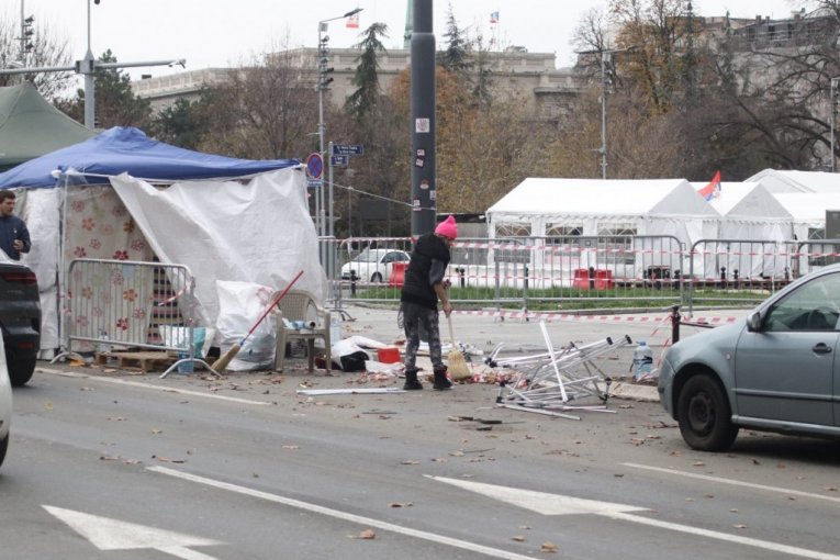 Dijana Hrka sklanja šatore ispred Skupštine