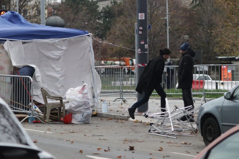 Dijana Hrka sklanja šatore ispred Skupštine