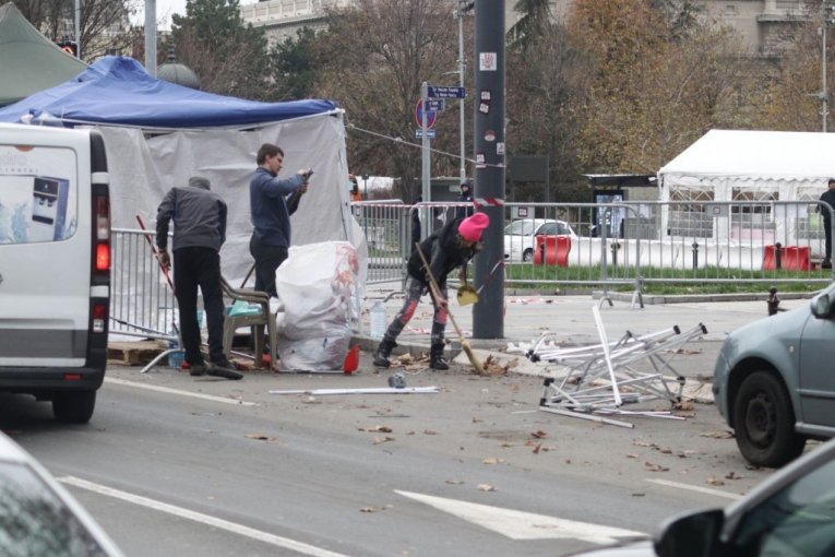 Dijana Hrka sklanja šatore ispred Skupštine